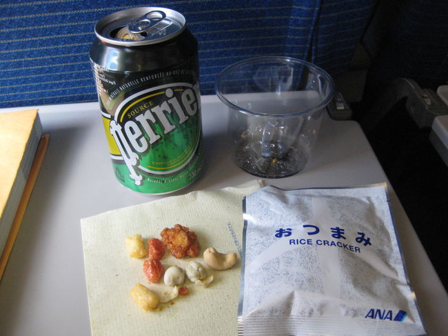 いよいよ飛び立ちました〜☆<br />ジャンボ機のエコノミー席は満席！<br />ここへきてやっとパリに行く実感がわきました。<br /><br />出発して１時間程で、熱いお絞り、<br />冷たい飲み物とおつまみのサービス。