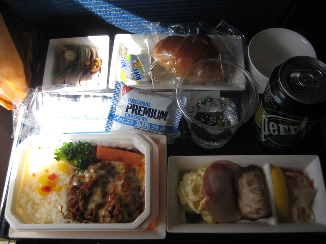 そして１時間半後位に、食事と温かい飲み物のサービス。<br />写真入のメニューを見て、メイン２種から１つ選択します。<br /><br />これはハッシュドビーフチーズハンバーグの方。<br />ハンバーグの上にさらにハッシュドビーフが乗った<br />肉々しいメニュー；<br />