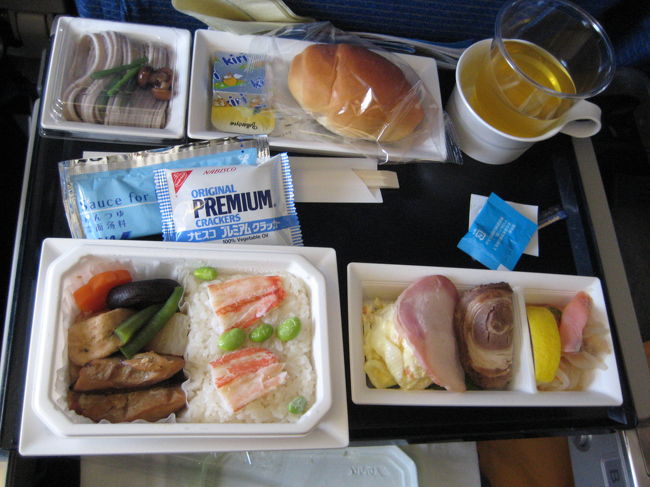 これはいなだ照り焼きと蟹ごはん。<br /><br />他には、サーモンのマリネ、ハム、パスタサラダ、<br />おそば、チーズ、クラッカー、ブレッドロールがついてます。