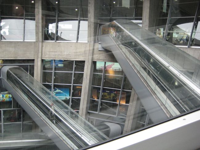 家を出てから１８時間半！<br />やっとシャルル・ド・ゴール空港に着きました。<br /><br />ツアーの送迎車に乗り、ホテルに向かいます。