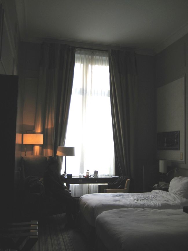 部屋は広くはありませんが、<br />スーツケースは十分広げられます。<br />天井が高いので、閉塞感もありません。<br /><br />収納も十分ありました。<br />ハンガーは１０本位あったかな？？<br /><br />テレビはＮＨＫも映ります。<br /><br />なにより良いのがウェスティン独自のへブンリーベッド!!<br />毎晩ぐっすり気持ちよく寝られました★