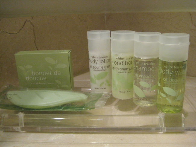 割りと大きめのバスタブもあります。<br />アメニティはこんな感じ。必要最低限って感じですね。<br />歯ブラシ、くしはありません。<br /><br />洗濯ロープがあったので、洗物を干すのは楽でした☆<br /><br />このお部屋、１泊７５０ユーロだとか；<br />パリはホテル代が高いですね〜。<br />