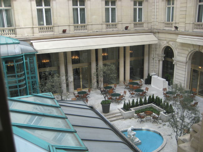 中庭に面した部屋なので、とても静かで良かったです。<br /><br />まだ１９時ですが、今日は長時間の移動でもうくたくた...<br />明日に備えて早めに寝ますzzz<br />