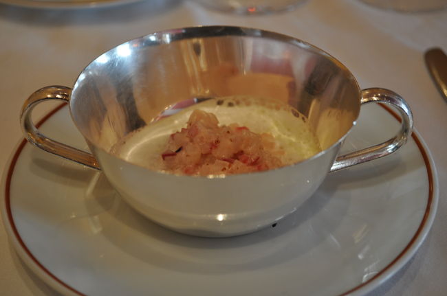 野菜をメインに据えたコース設計がこの店の最大の特徴。ランチは２種のコースがあり、ひとつはなんと昼から300€近い価格！！<br />さすがにそれは厳しいため、130€くらいの普通のコースをオーダー（充分高いが、すでに麻痺している）。<br /><br />上品なサワークリームのようなものの上に、すごく甘味のあるしゃきしゃきしたたまねぎのような野菜を乗せたアミューズ。