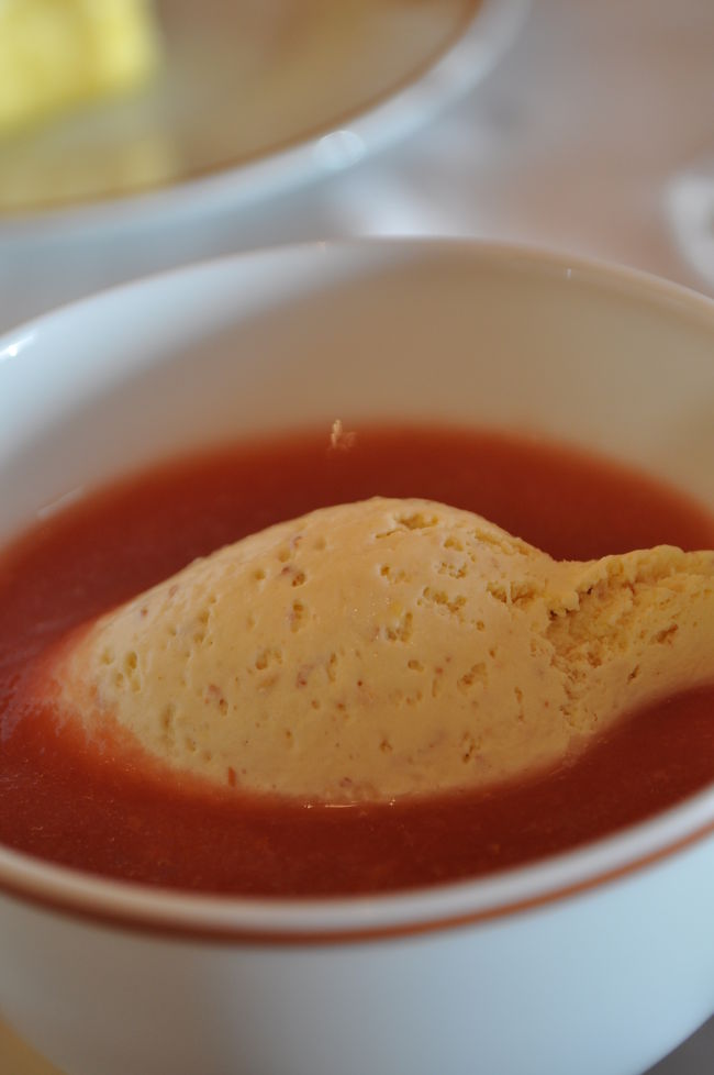 グラニテ的な口直しは、なんとマスタードのアイス。食べてみるとあら不思議、本当にマスタード味がする。