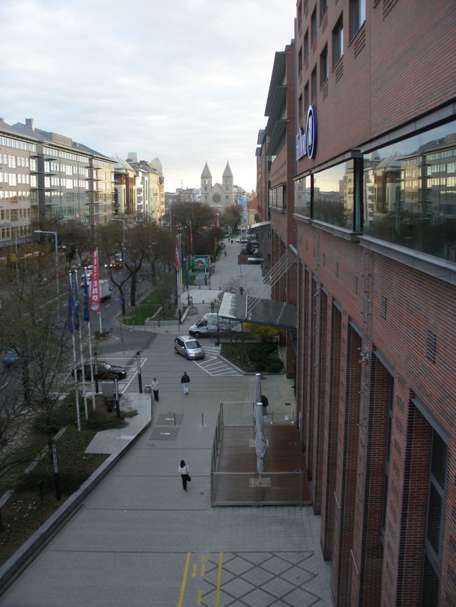 ルーフテラスからヴァーツィ通りを見下ろして