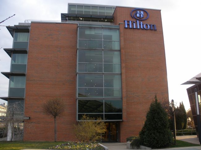 ルーフテラスから、宿泊ルームのある部分を見上げて<br /><br />この後、お部屋に戻ると、ドアが開かない！<br /><br />なんで？？？<br /><br />どうやら、部屋を出るときにドアが閉まった反動で<br />ドアチェーンというかドアを内側からロックする金具が勝手にかかってしまったらしく<br />鍵を開けることはできても、ドアがそれ以上に開けられない状態に・・・・・<br />慌てて、フロントに下りて、ドアの状態を説明したのだけど、なかなか上手く伝わらなくて、鍵を部屋に置いたままウッカリ出てしまって、締め出し状態と勘違いされて、代わりの鍵を用意してくれたり・・・<br />もう一度落ち着いて説明したのだけど、どうもわかってくれなさそう。<br />係りの人が部屋まできてくれ、やっとこの状態を理解してもらえたんだけど、エンジニアに連絡をとらないと開けることができないとの事！<br />どのくらいの時間がかかるの？<br />初めは「どのくらいで来てくれるかわかりません。」と言われ、あ〜あ〜、今日はホテルを移動してから観光に出ようと思っていたのに、時間がもったいない〜<br />とりあえず部屋に入れないことにはどうにもならないので、エンジニアの人が来てくれるのを待つしかない。<br />フロント前でしばらく座っているように言われ、ソファで待っていると、「今、エンジニアが部屋で直しているからもう少し待ってね。」と伝えてくれた。<br />そして、数分で「部屋に入れますよ。」と知らせに来てくれた。ありがとう！！<br />思ったより早い対応に大感謝！！<br />思わず走ってお部屋まで帰りました。<br /><br />そして、荷物をまとめて、チェックアウト。<br />おかげでさまで、そんなに時間を無駄にすることなく<br />次のホテル・アルファ・フィエスタへ向かうことができました。