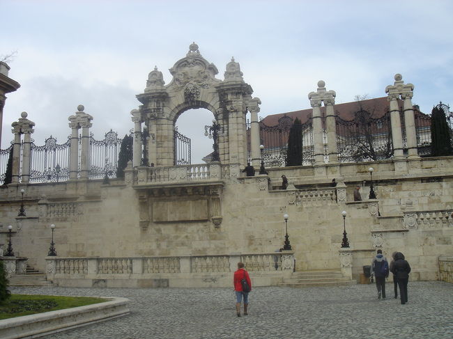 王宮の丘<br /><br />王宮の丘とくさり橋へ。<br /><br />風が冷たかったけど雨が降っていなかっただけでもよかった〜。<br /><br /><br /><br /><br />