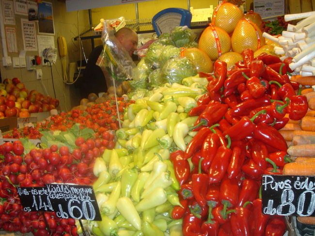 中央市場<br /><br />さすがブダペスト。いろんな種類のパプリカがたくさんあります。<br /><br />市場から橋を渡ってすぐのとこにあるハンガリー名物、ゲッレールト温泉へ。<br /><br />ちょっとぬるめの温泉とプールがあります。<br /><br />この季節はプールは室内プールのみ。<br /><br />でもお水が冷たすぎて何度かＴＲＹしたけど玉砕。<br /><br />温泉にプカプカ浮いてました。<br /><br /><br />