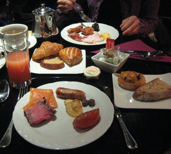 朝ご飯はブッフェ形式。<br />種類も内容もなかなかです☆<br /><br />パンの種類が多いです。<br />クロワッサンがさっくさくで美味しい♪<br />ドライフルーツ入りのバゲットも美味しかったです。<br /><br />チーズは日替わりで５数類ほど。<br />美味しいブルーチーズもありました。<br /><br />スモークサーモンも肉厚で美味でした〜。<br />ハムもしっとりしていて美味しかったです。<br /><br />あと生絞りのフルーツジュース！<br />フルーツ、野菜ジュースは６種類くらいありました。<br /><br />ただ生野菜が人参と玉ねぎ、トマトくらいなのがさみしい...<br /><br />