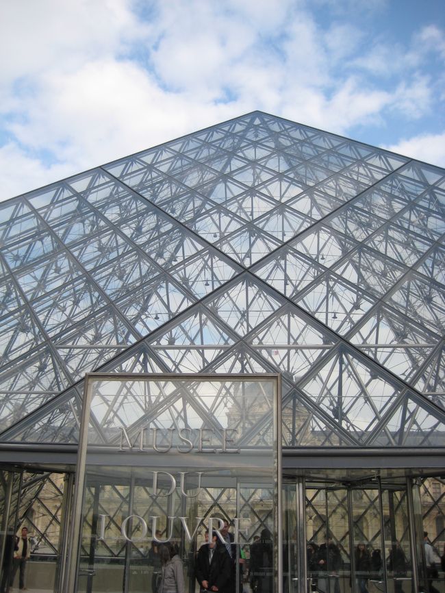 ８時５０分にホテル出発！！<br />チュイルリー公園沿いに歩いて、<br />９時にはルーヴル美術館に到着☆<br /><br />朝一で入館できるよう、<br />パリと近郊の主要な美術館や見所に自由に入れる<br />ミュージアムパス４日券を、日本で買っていきました。
