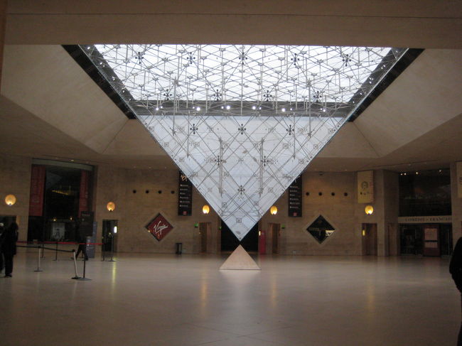 リヴォリ通り沿いの入り口から入りましたが、全く並ばず♪<br />写真のようにまだ人がまばらです。<br /><br />手荷物のＸ線検査を受け、<br />早速ドゥノン翼入り口から中へ入ります。<br /><br />今日はとりあえず目当てのものを見てまわります。