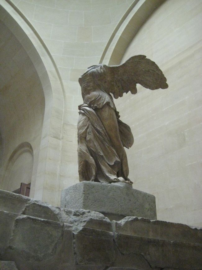 ドゥノン翼から入ると、まず見えてくるのが<br />サモトラケのニケ。<br /><br />まだほとんど人がいないので、<br />じっくり見られました。