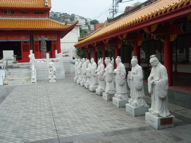 偉人たちの像が並んでます。