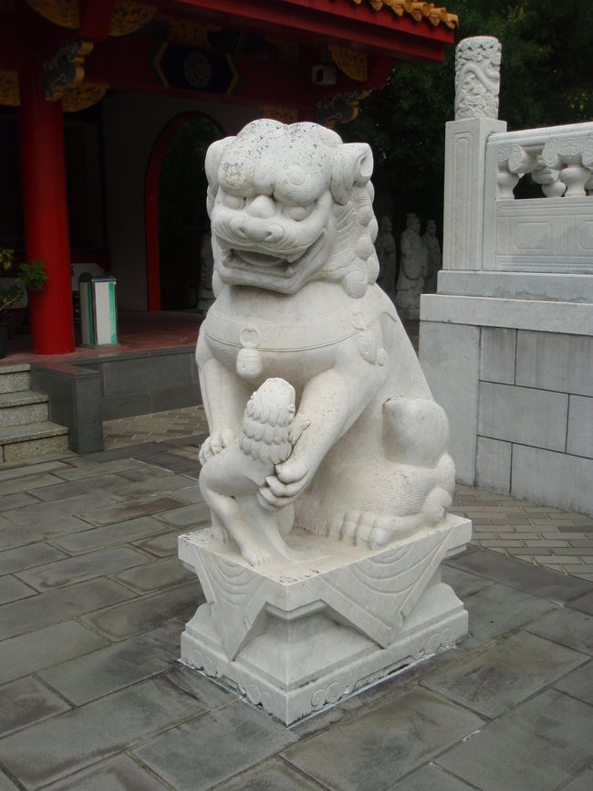 愛嬌のある獅子たちが見守ります。