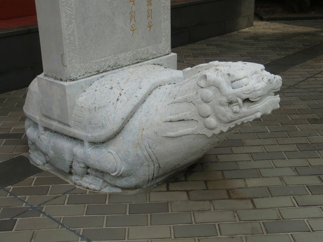 重い柱を支えるカメくん