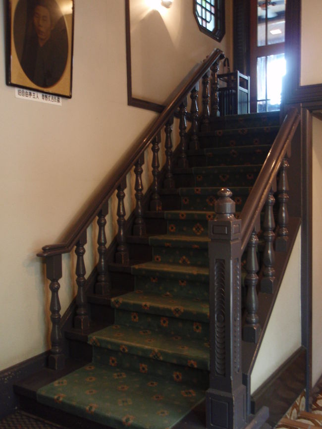 グラバー園内の喫茶店の会談。<br />大正・昭和の雰囲気。