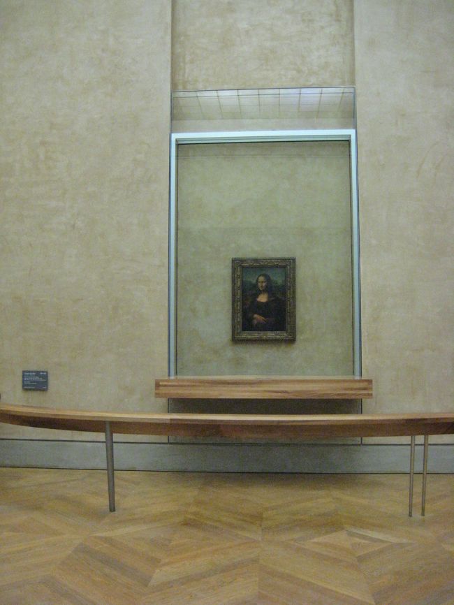 そして標識に従ってどんどん進んでいくと<br />レオナルド・ダ・ヴィンチ「モナ・リザ」<br />の展示室です。<br />ここもまだ人が少なく、ゆっくり見られました。<br /><br />この２作品がやはりいつも人気でした。<br />朝一で行くと、あまり人がいないうちに見られるので、<br />オススメですよ♪<br /><br />あとは見たいものをどんどんまわります。