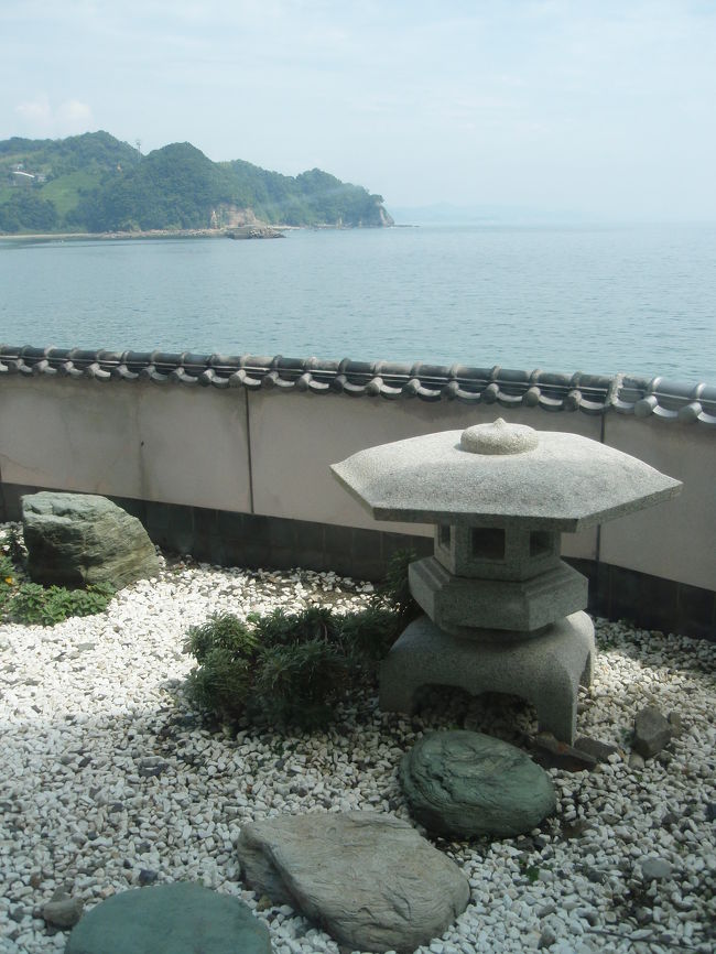 グラバー園などの散策で疲れ果てた後は<br />茂木の料亭「二見」へ。<br /><br />あとで知人に聞いたのですが<br />芸能人もお忍びで行く事があるそうです。<br />確かに隠れ家的な感じはしたかな。<br /><br />ひろーいお部屋に通されて<br />ゆっくりのんびりのお昼ごはん。