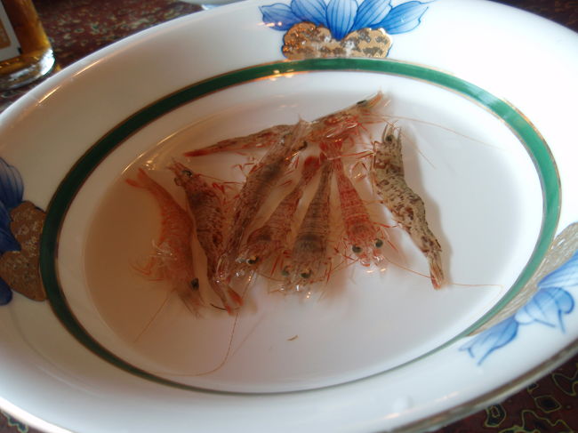 これ、生きてるんです。<br /><br />踊り食いなんです。<br /><br />初めての踊り食いで<br />エビたちに見つめられながら<br />半泣きになりながら食べました。<br /><br />そんな目で見ないでくれ。。。