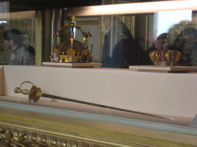 ルイ十五世の戴冠式の冠<br /><br />そろそろ入館して３時間。<br />集中力も限界です。<br />人もだんだん増えてきたので、<br />次に移動します。