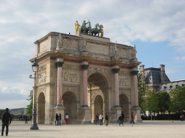 ルーヴルを出てチュイルリー公園に向かうと、<br />カルーゼル凱旋門があります。<br /><br />ナポレオンの勝利を記念して１８０８年に建てられた、<br />ピンクと白の大理石の、高さ１５ｍの門。