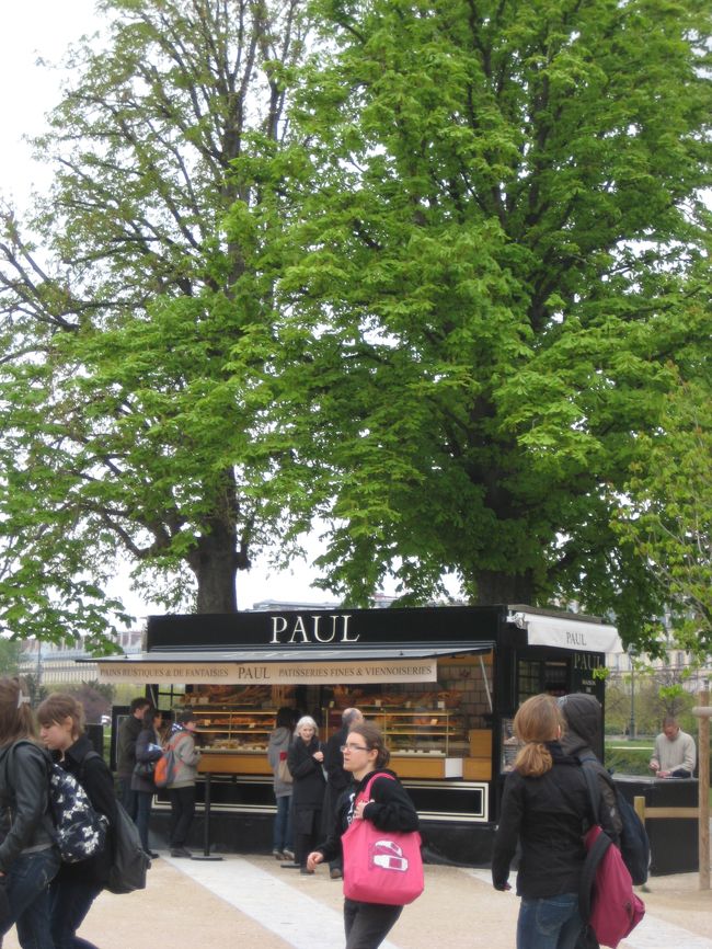 カルーゼル凱旋門の脇にはＰＡＵＬの屋台が出てました。<br />サンドイッチやキッシュも売ってます。