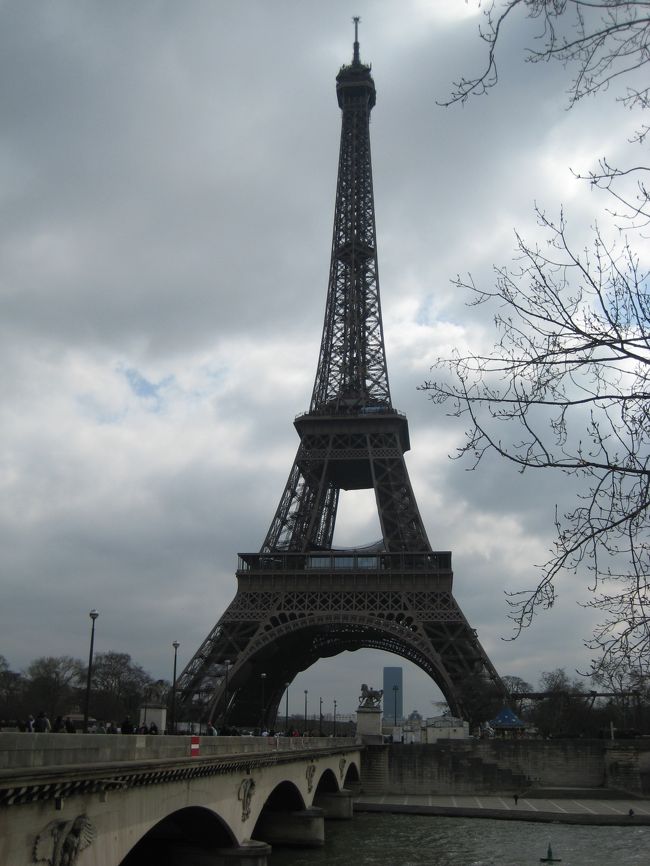 チュイルリーからメトロの１号線に乗り、<br />フランクリン・ルーズベルトで９号線に乗り換え、<br />トロカデロで降りました。<br />初メトロ！乗る方面の終着駅と、何駅目で降りるか<br />メモしておいたので、迷わず乗れました☆<br /><br />シャイヨ宮→トロカデロ公園→エッフェル塔→<br />シャンドマルス公園とまわります。<br /><br />シャイヨ宮にはおみやげ物売りの人がたくさんいて、<br />ゆっくり写真も撮れず；<br /><br />セーヌ川越しのエッフェル塔をパチリ☆