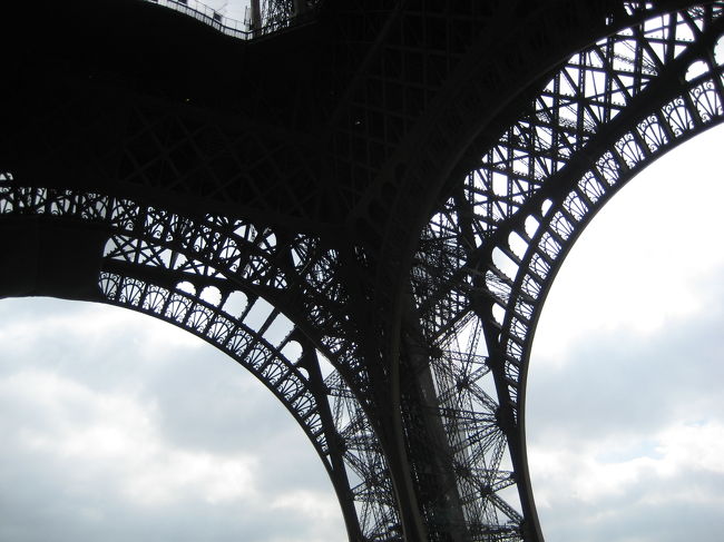 鉄のレースと言われるのがわかる繊細な塔ですね〜。<br /><br />塔に上るのはエレベーター、徒歩とも長蛇の列！<br />諦めて次へ向かいます。