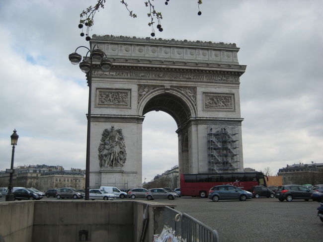 ビラケムから６号線に乗り、<br />シャルル・ド・ゴール・エトワールで降りました。<br /><br />次は凱旋門に上ります♪