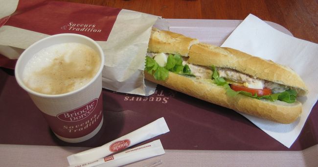 でももう１４時なので、まずお昼ご飯。<br /><br />このお店のパンを食べ歩きしている人を<br />たくさん見かけたので、<br />シャンゼリゼ大通りのBrioche Doreeに入りました。<br /><br />ツナサンド４.３ユーロとカフェ クレーム３ユーロを注文。<br />具沢山のサンドが美味しい♪♪
