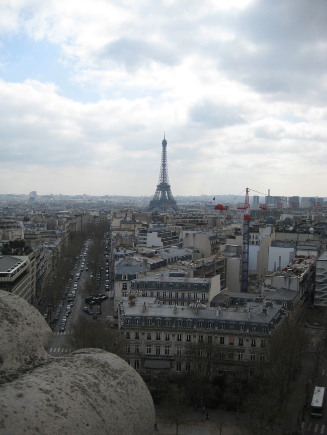 長〜い螺旋階段を息を切らしながら上りました；<br /><br />３６０度パリの街並みが見えます。<br />