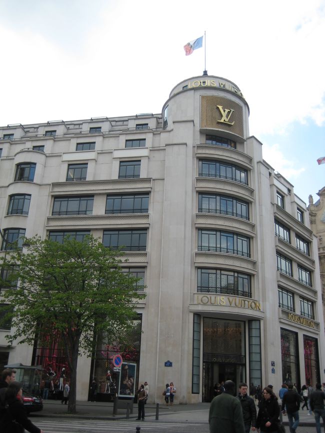 凱旋門を降りて、シャンゼリゼ大通りをぶらぶら。<br /><br />ルイ・ヴィトン本店。<br />店内は人でいっぱいでした！
