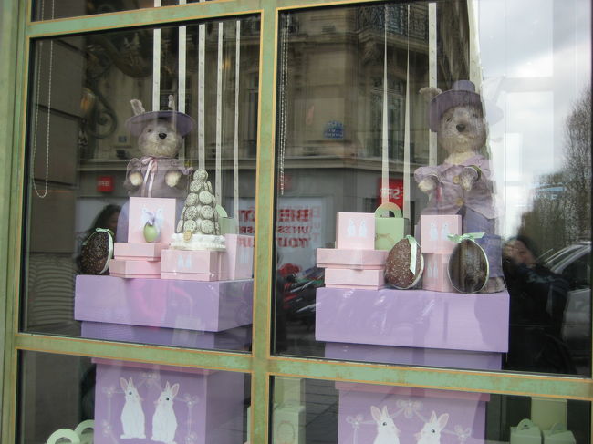 ラデュレのショーウィンドー。<br />イースター直後なので、ウサギとたまごでした。<br />可愛い★