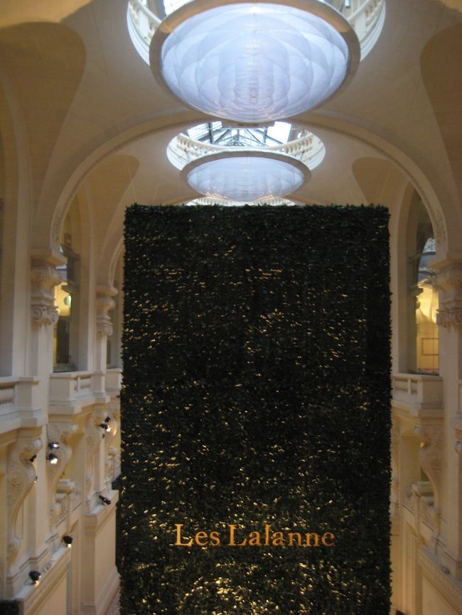 ３０分ほどホテルで休憩し、<br />歩いて装飾芸術協会に来ました。<br /><br />ルーヴル宮の一角にある、<br />装飾芸術美術館、モードと織物美術館、<br />広告博物館の統合美術館です。<br />ここもミュージアムパスが使えます。<br /><br />今日は２１時まで開館しているので、<br />夜の時間を有効活用☆<br />時間の限られている観光客には助かりますね♪