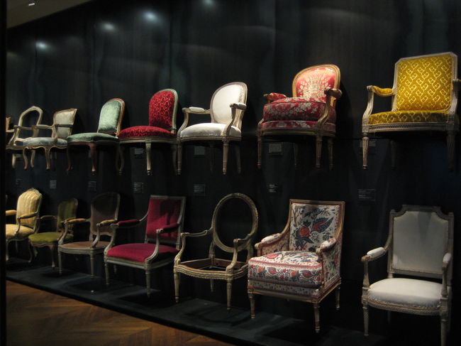 さまざまな椅子。