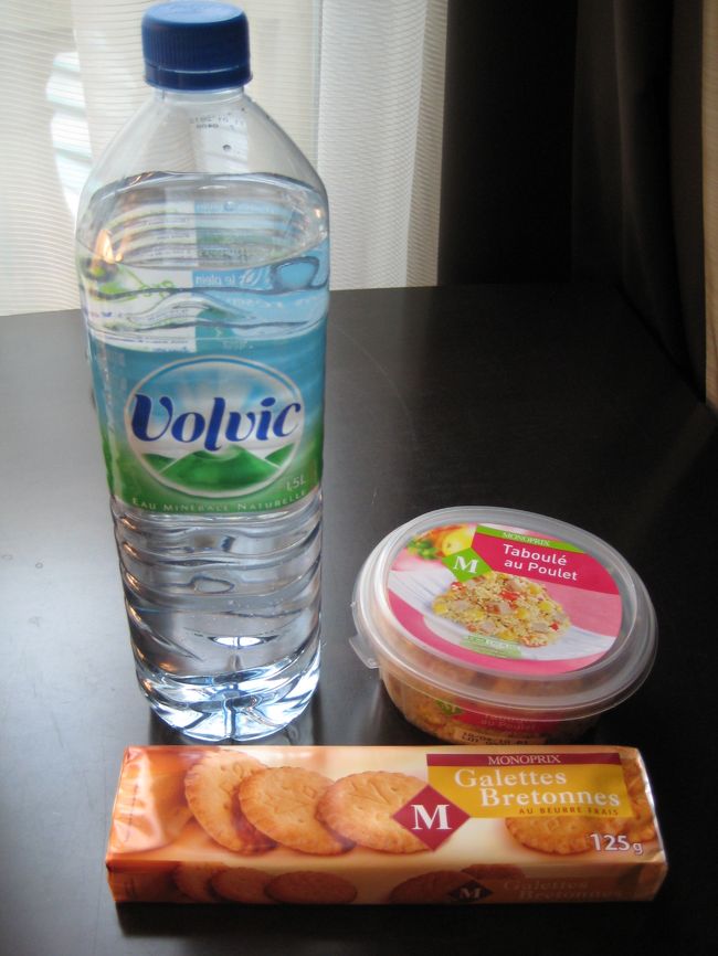 ２０時半頃にホテルに戻ってきました。<br />まだ外は明るいです！<br /><br />今日はモノプリで買ったもので<br />ホテルで軽い晩ご飯。<br /><br />Volvic １.５l　０.６ユーロ<br />Taboule au Poulet　１.６５ユーロ<br />Galettes Bretonnes　０.６５ユーロ