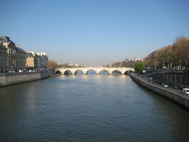 最古の橋ポン・ヌフを見つつ、<br />セーヌ川を渡ります。