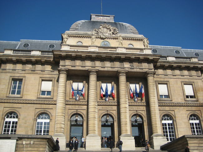 シテ島にある最高裁判所です。<br />この建物の両脇に、<br />パリ最古のステンドグラスがあるサント・シャペル、<br />王室管理府のコンシェルジュリーがあります。