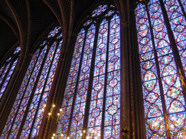 入ってすぐ左にある階段から２階に上ると<br />綺麗なステンドグラスが目に飛び込んできます。