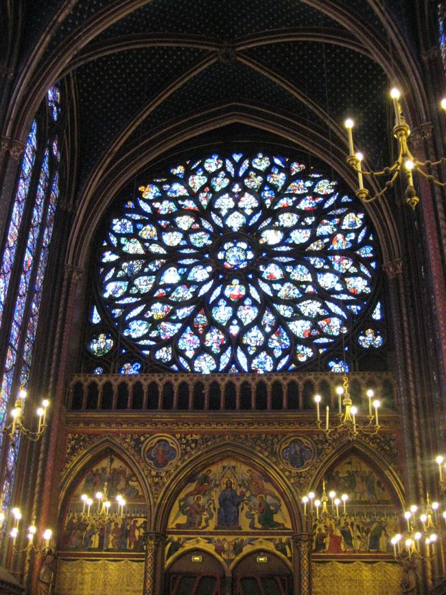 美しいバラ窓...<br />皆さん椅子に座って眺めていました。<br /><br />１番のメインのステンドグラスは残念ながら修復中。