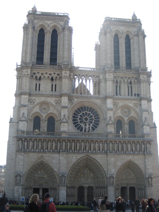 次はノートルダム大聖堂。<br /><br />大聖堂は無料で入れます。