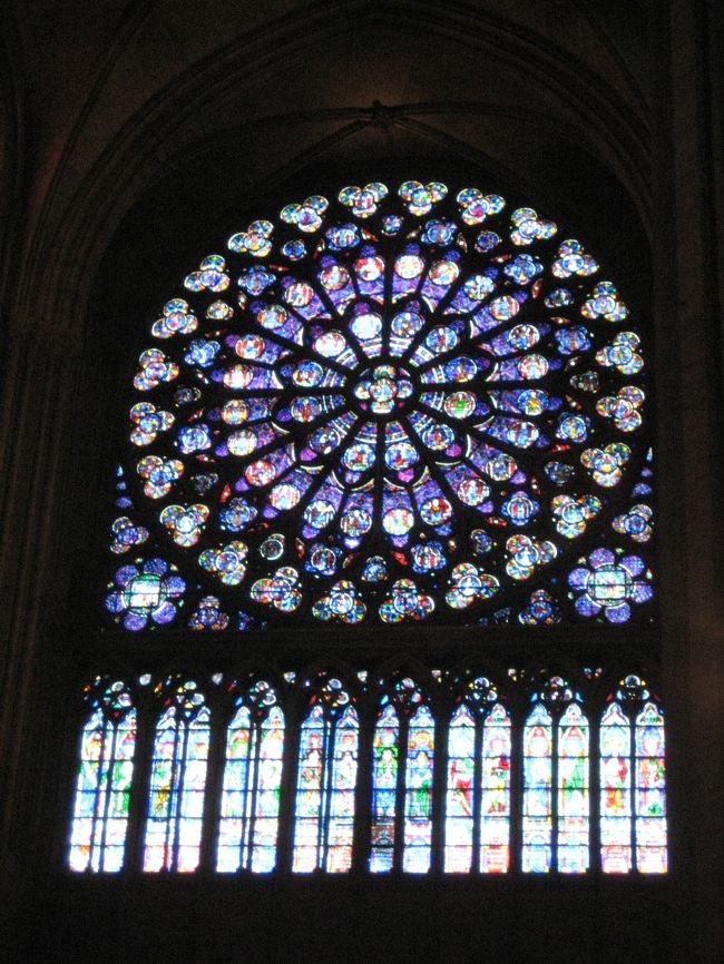 大きなバラ窓。<br />すごく綺麗です。