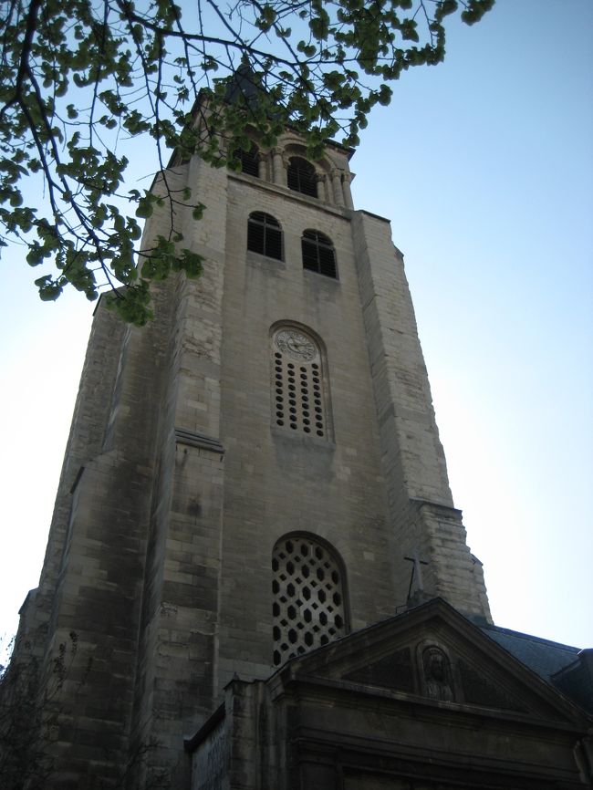 シテからメトロの４号線に乗り、<br />サン・ジェルマン・デ・プレで降りました。<br /><br />パリ最古のロマネスク様式の鐘楼を持つ<br />サン・ジェルマン・デ・プレ教会です。