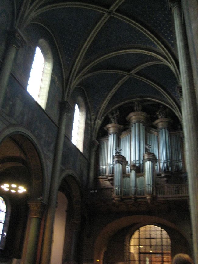 中には大きなパイプオルガンがありました。<br />荘厳な雰囲気です。