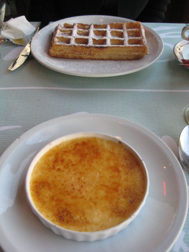 デザートはゴーフルとクレームブリュレをチョイス。<br /><br />これ、かなり大きいんです！<br />でも意外とあっさりしているので食べれちゃいます。<br /><br />美味しかったです☆<br />ごちそうさまでした。