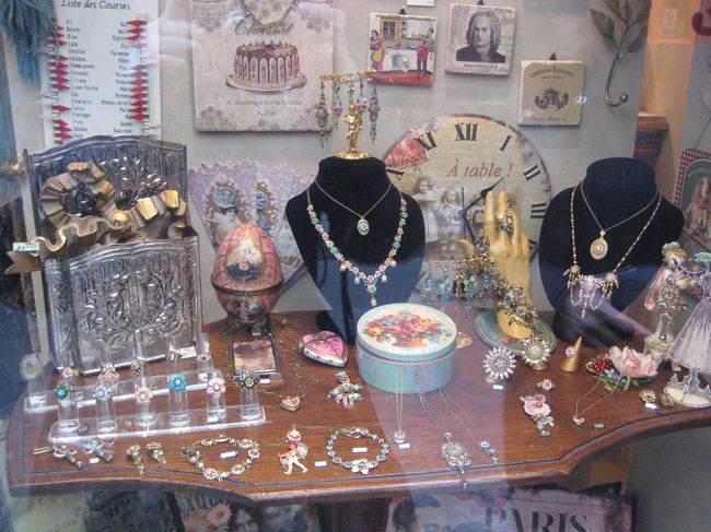 サン・ジェルマン界隈をぶらぶら。<br /><br />私の大好きなミハエル・ネグリンが置いてあるお店発見♪