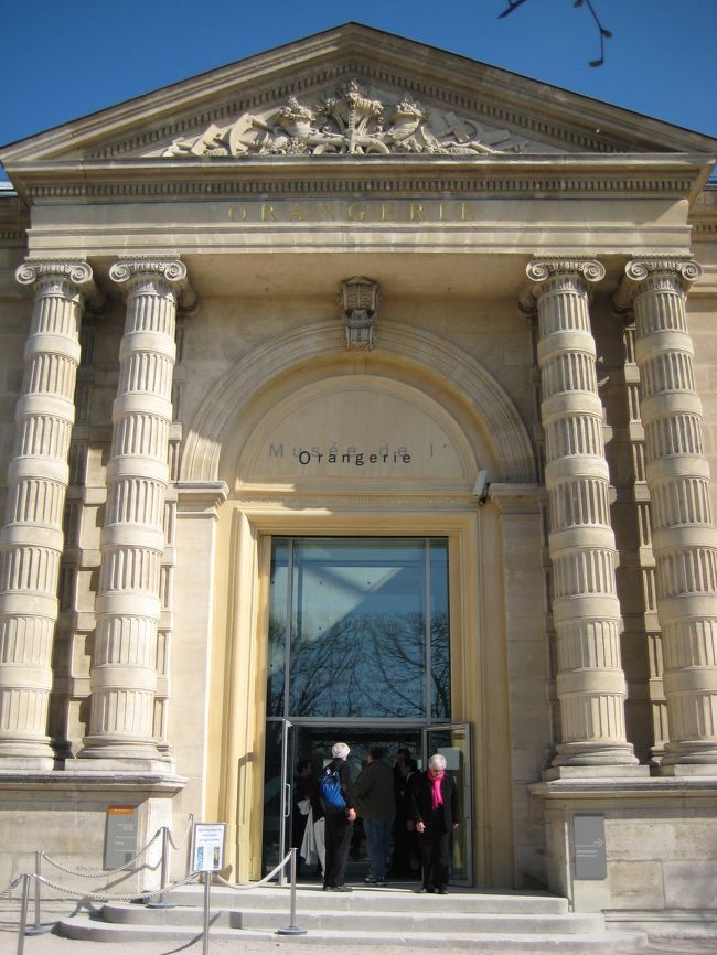 ３０分ほど休憩し、<br />オランジュリー美術館に来ました。<br /><br />ここもミュージアムパスで入れます。<br />セキュリティーチェックは、<br />カバンの中をちょっと見せるだけ。