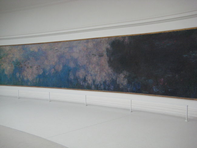 モネの睡蓮。<br /><br />自然光が沢山入る楕円形の展示室で、<br />とっても良い雰囲気☆