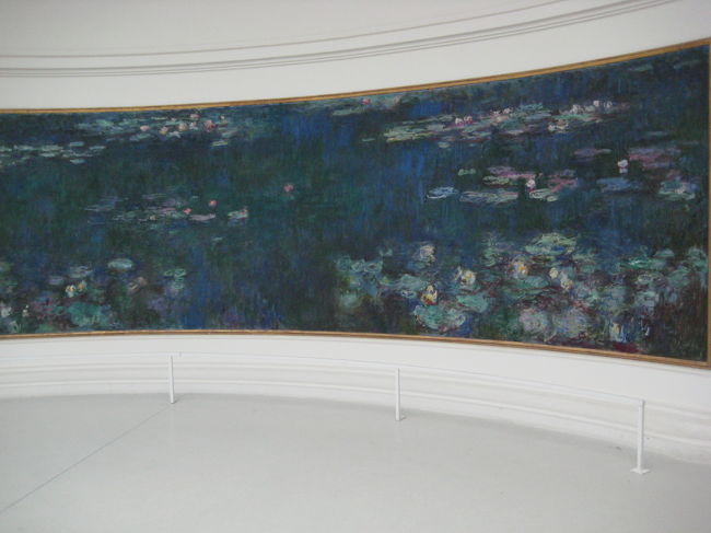 皆さん中央の椅子に座って、<br />ゆっくり絵を眺めています。<br /><br />他の美術館もまわっていて気づきましたが、<br />日本のように絵に近づいて見る人って少ないような。<br />遠くから眺める人が多い気がしました。